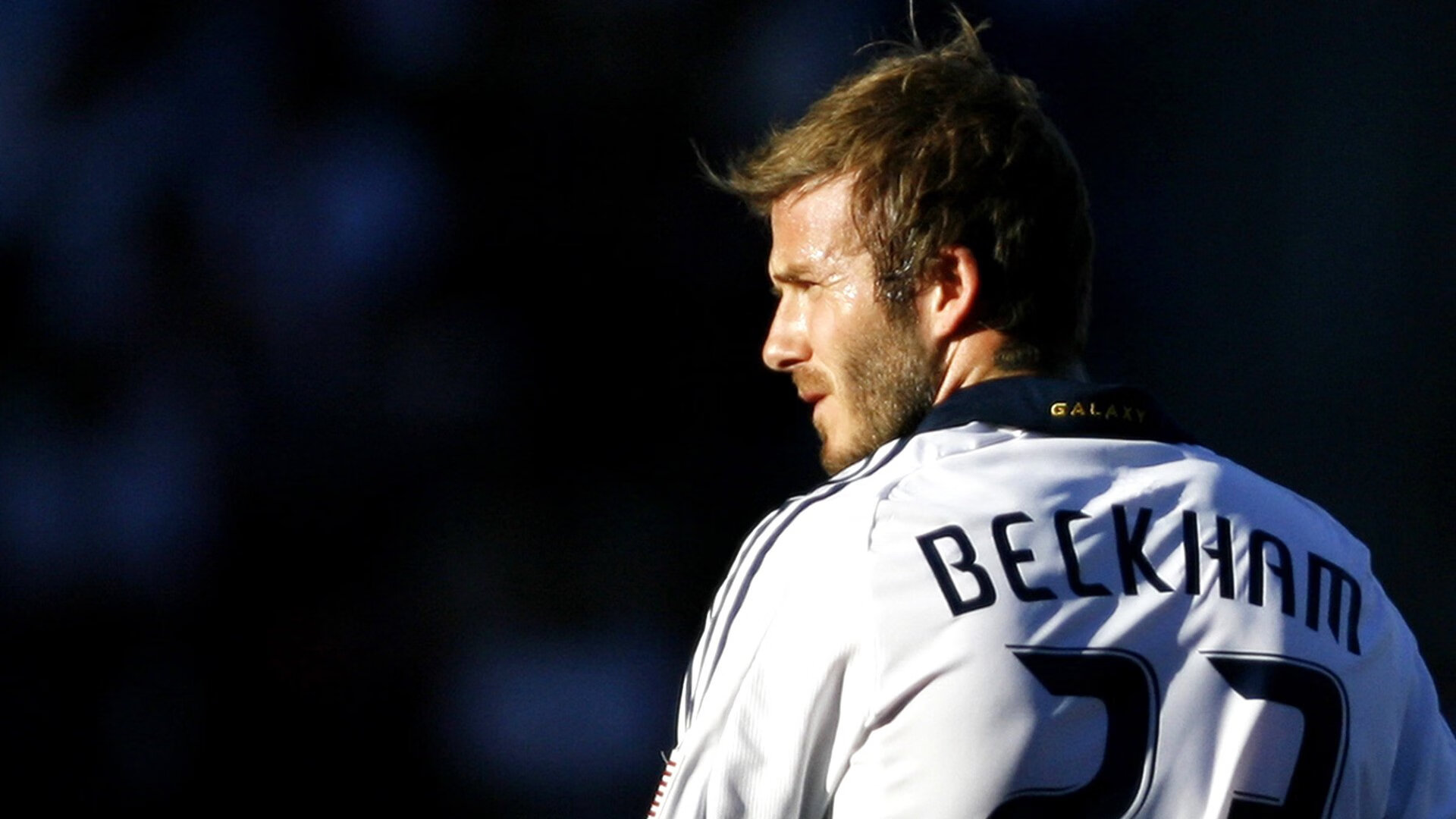 临场换人奏效替补球员贡献致胜进球赢得满堂喝彩，替换球员从什么处入场